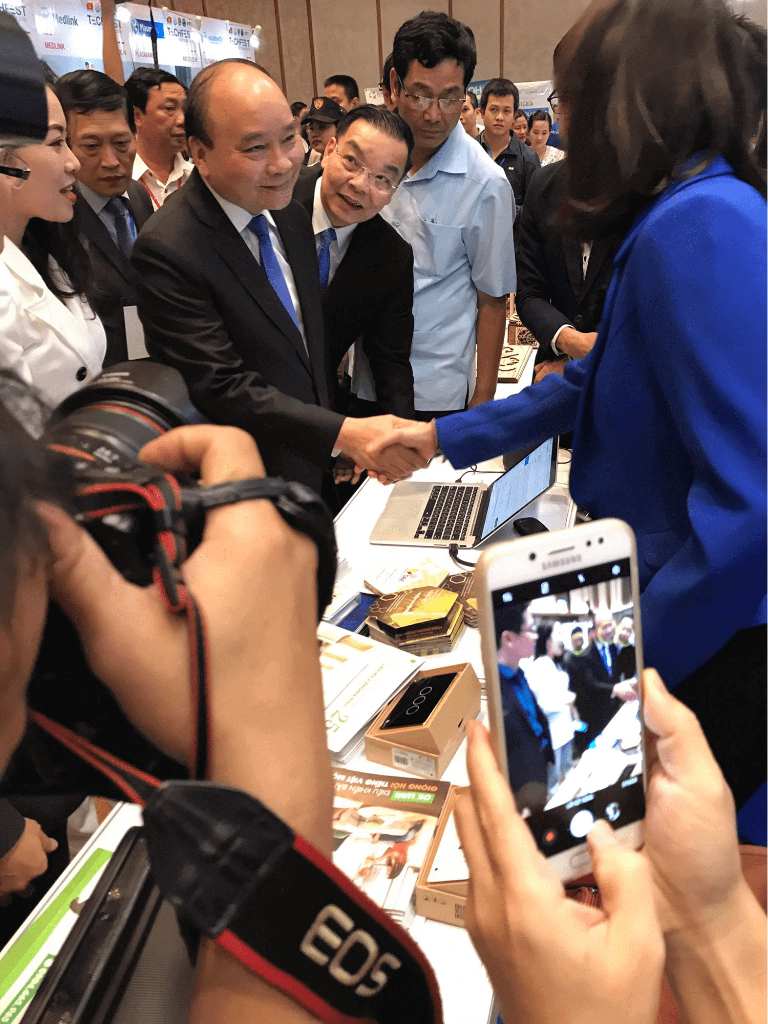 Thủ tướng Nguyễn Xuân Phúc, CEO Lumi Việt nam, Hiệu trưởng trường ĐH Bách Khoa và nhà sáng lập Vbee ghé thăm gian hàng Lumi